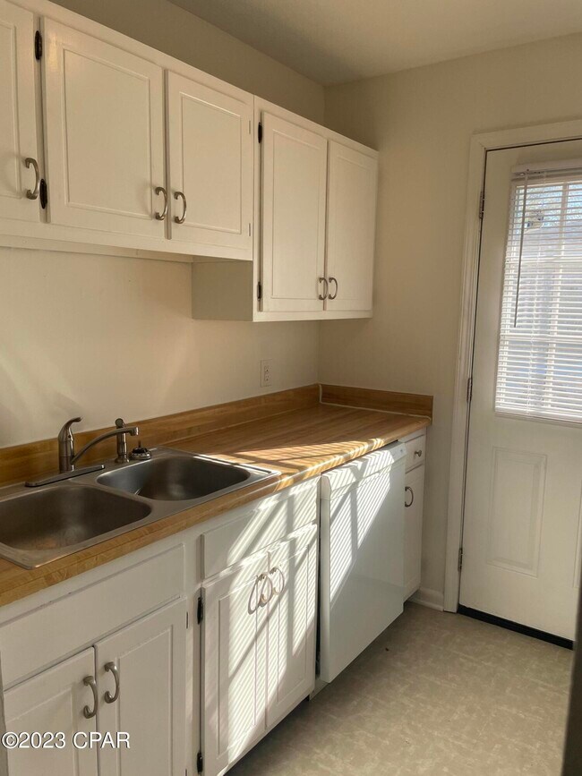 Foto del edificio - 3008 Stanford Rd