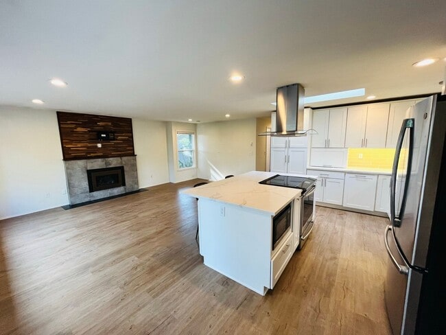 Building Photo - Tastefully Remodeled Bungalow, Just 2 Blocks From the Seattle/BI Ferry!