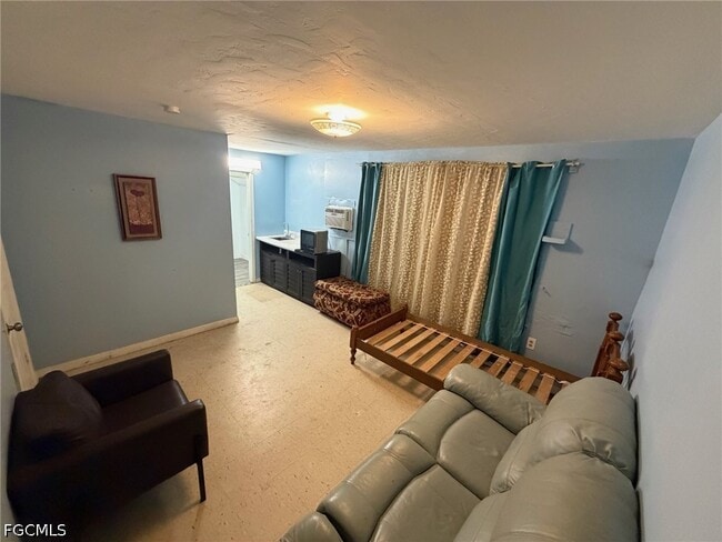 Building Photo - 653 Howells Cir Dr