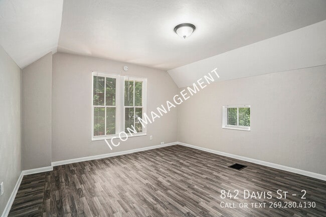 Building Photo - 842 Davis St