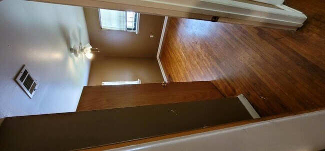 Building Photo - 1105 S Ringo
