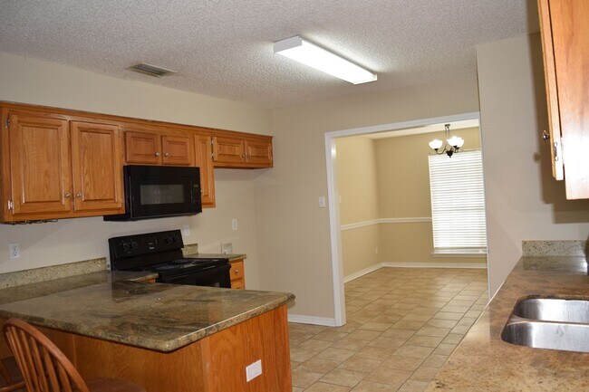 Building Photo - Perfectly situated 3/2 with large cul-de-s...