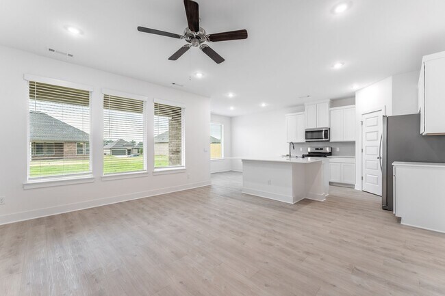 Building Photo - "Charming 3-Bedroom, 2-Bathroom Rental in ...