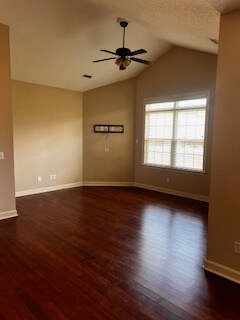 Foto del edificio - 310 Hidden Creek Cir