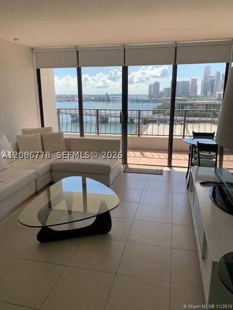 Foto del edificio - 555 NE 15th St