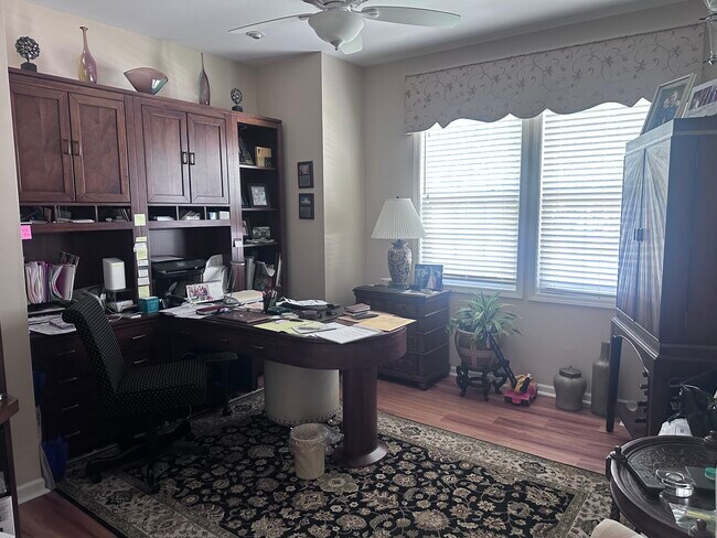 Él - 12981 Farm Hill Dr