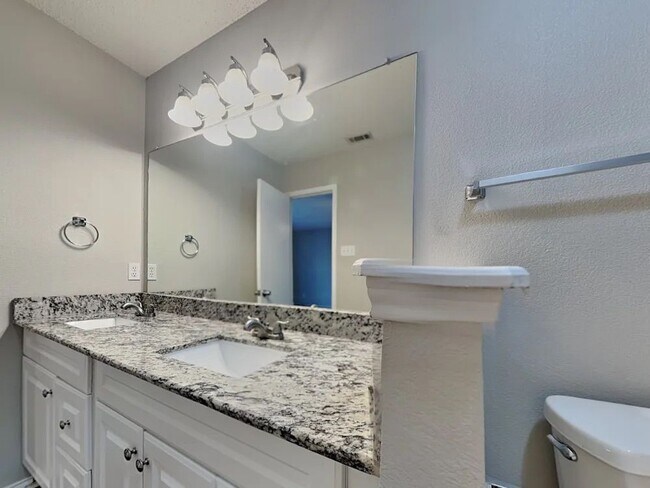 Foto del edificio - 605 Red Coat Ln