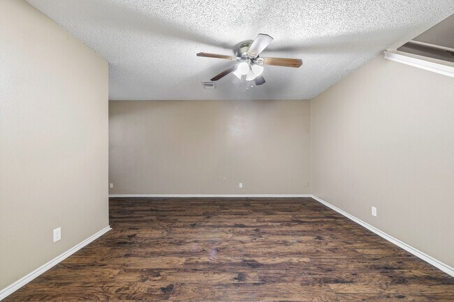 Foto del edificio - ***APPLICATION CURRENTLY UNDER REVIEW***Two-Story Home with No Carpet Near Medical Center & UTSA