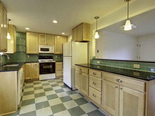 Building Photo - Lynnwood Three Bedroom Rambler