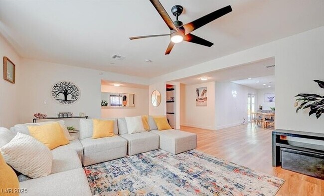 Foto del edificio - 1821 E Oakey Blvd