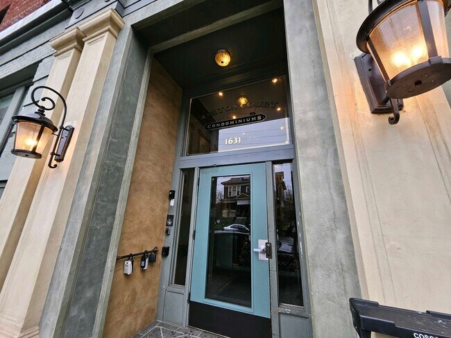 Foto del edificio - Beautiful Studio Apartment with Hardwood Flooring and Natural Light!