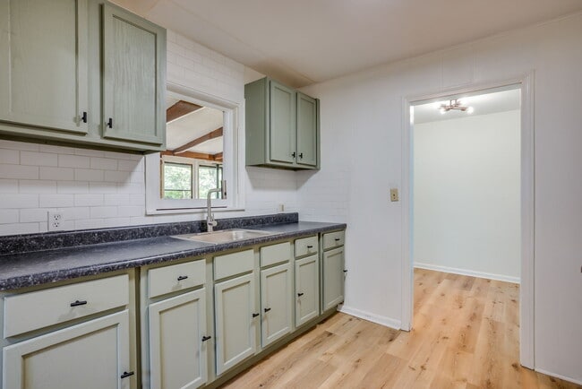 Building Photo - 1334 N Estelle Ave
