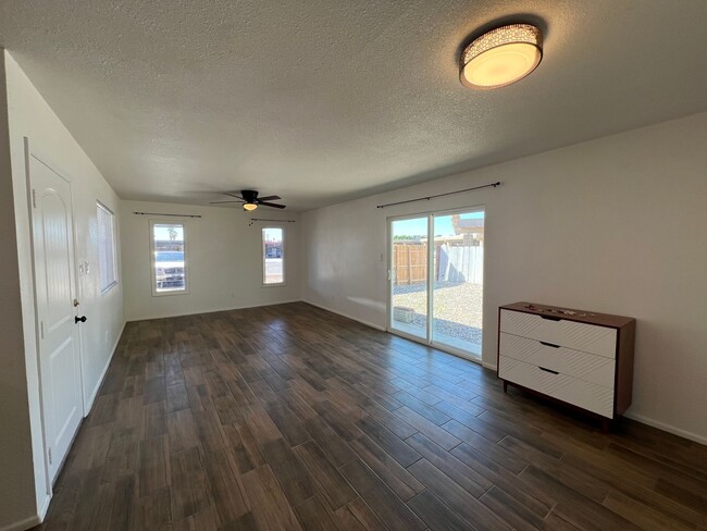 Building Photo - REMODELED 3 BEDROOM IN TOWN!