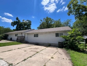 Building Photo - 902 Evergreen Ave