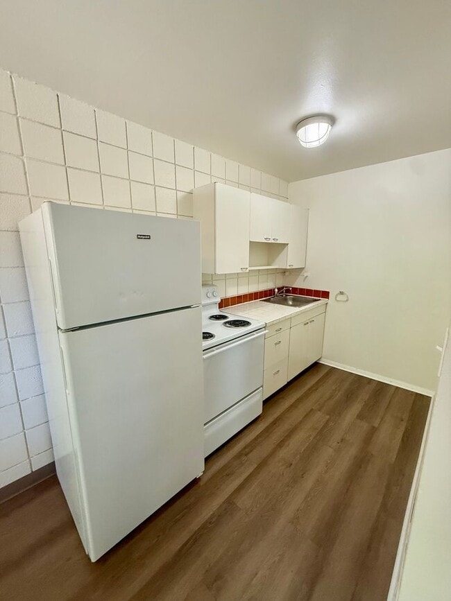 Building Photo - 509 S Bryan Ave