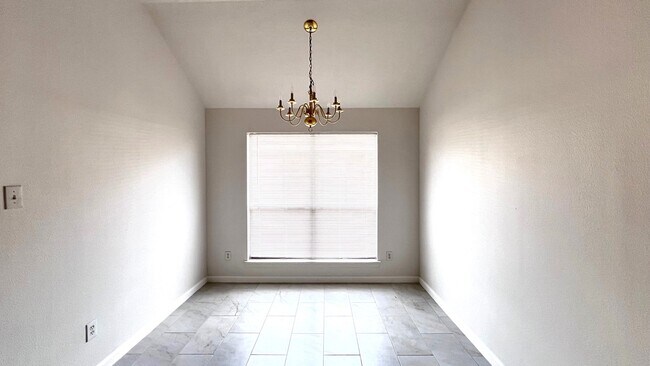 Foto del edificio - 15322 Newly Dr