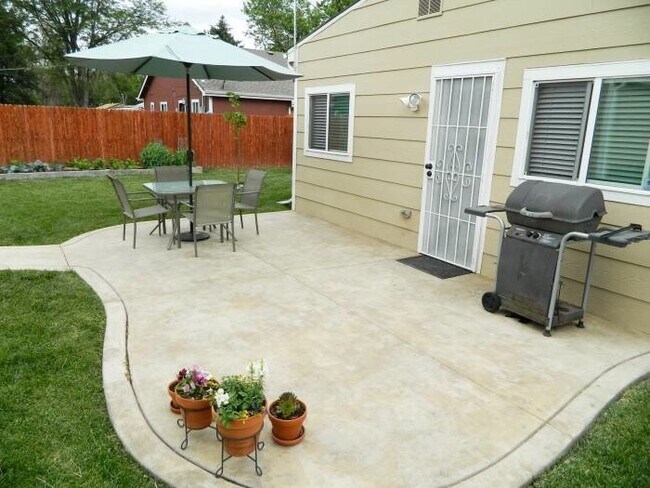 Foto del edificio - 3 bed/ 1 Bath in Desirable Park Hill Neighborhood
