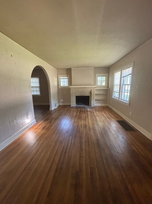 Foto del edificio - 3 Bedroom, 3 Bathroom Home Available  2-Car Garage & Spacious Living Near WSU.