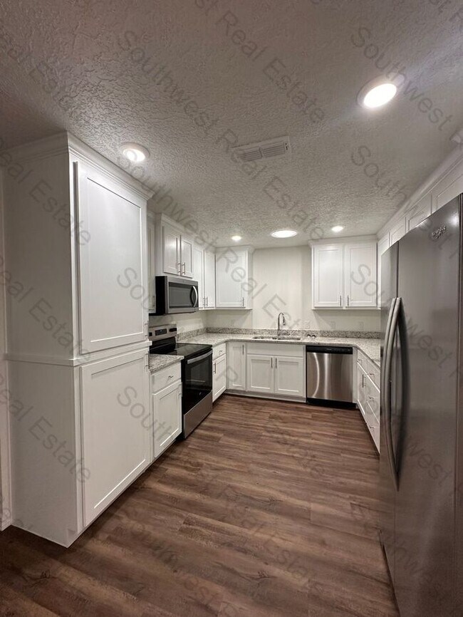 Building Photo - Spacious 2 bedroom 2 bath Duplex.