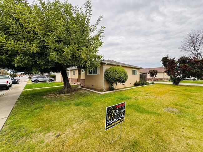 Building Photo - Southside Corner Lot 3 Bedroom, 2 Bath Home For Rent