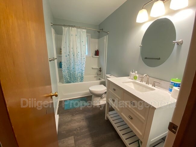 Building Photo - 1556 Redwood Dr