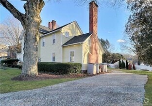 Building Photo - 635 Stratfield Rd