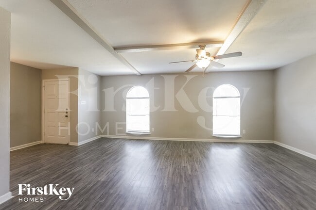 Foto del edificio - 24011 Reagon Canyon Dr