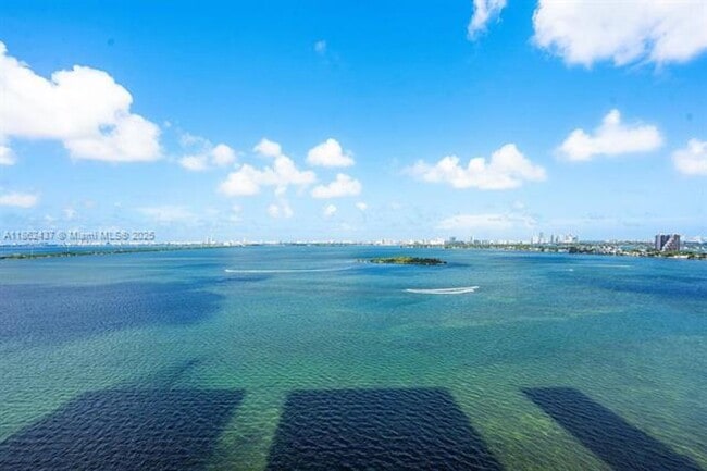 Foto del edificio - 700 NE 24th St