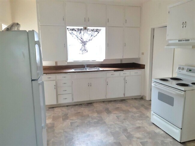 Building Photo - Duplex Located In Steunenberg Historical D...