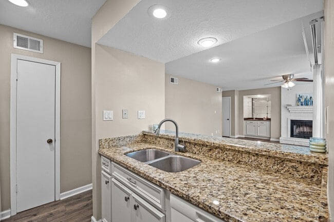 Foto del edificio - 250 El Dorado Blvd