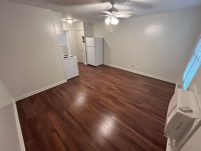 Interior Photo - 1216 W Chapel Hill Rd