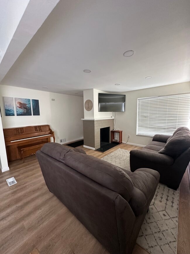 Building Photo - 1636 S 200 E