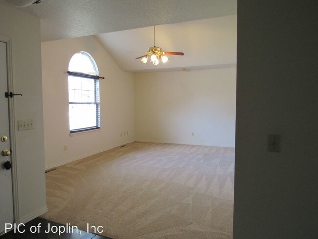 Building Photo - 2 br, 2 bath House - 501 W. Briarbrook