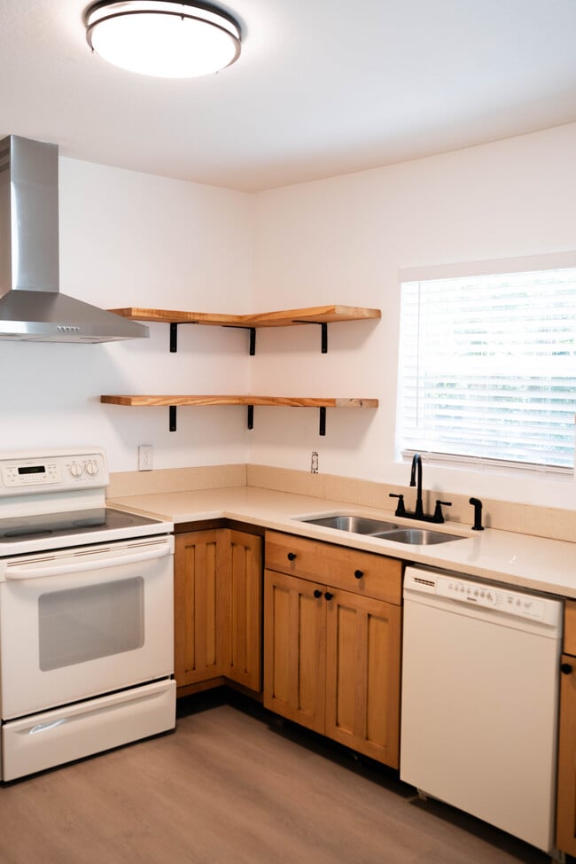 Building Photo - 1003 Cypress Ave