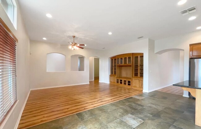 Building Photo - Large 4 Bedroom Home in Woodland