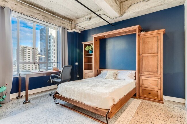 Foto del edificio - Furnished and Fabulous!