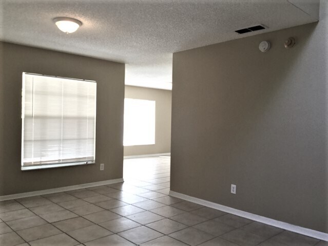 Building Photo - 1054 Royal Oaks Drive