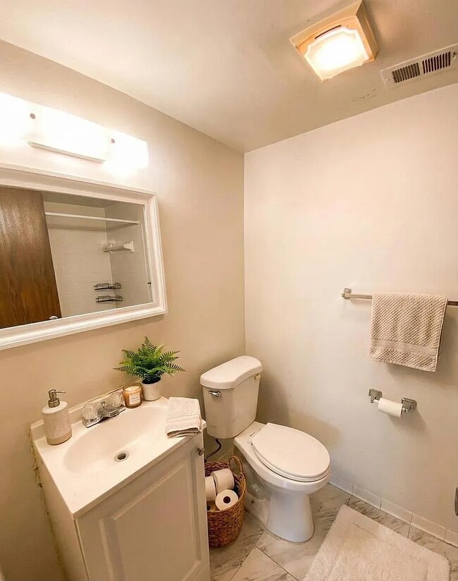 Building Photo - 6998 Hanover Pky