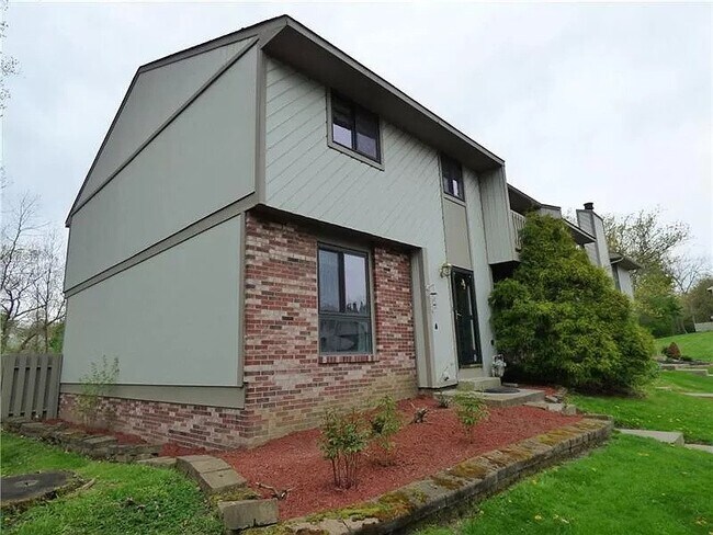 Side of home - 932 Mill Ct