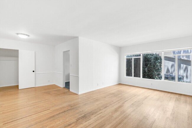 Foto del edificio - 357 S Elm Dr