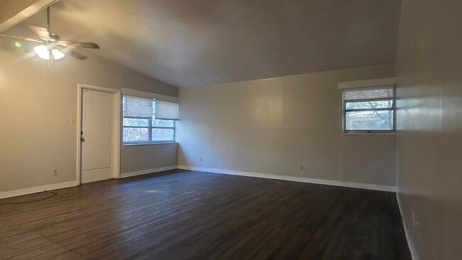 Building Photo - 4/1