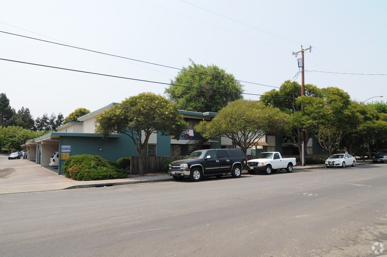 Primary Photo - Rock Villa Apartments