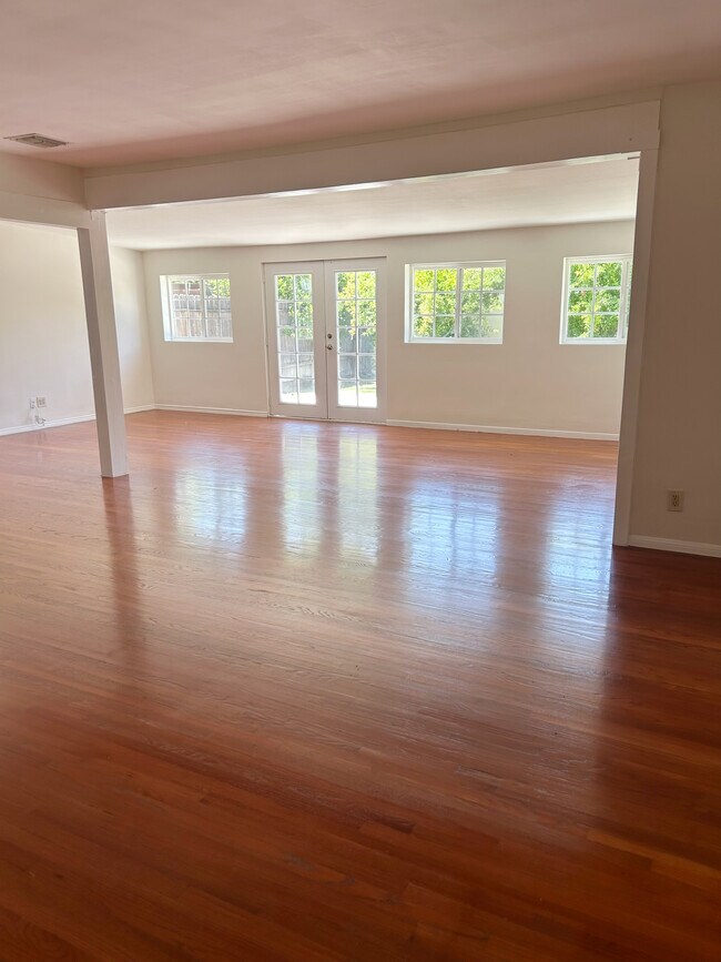 Foto del edificio - 23308 Friar St
