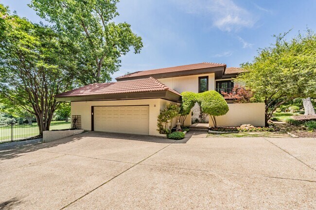 Foto del edificio - GORGEOUS, Gated Ridglea Country Club Townh...