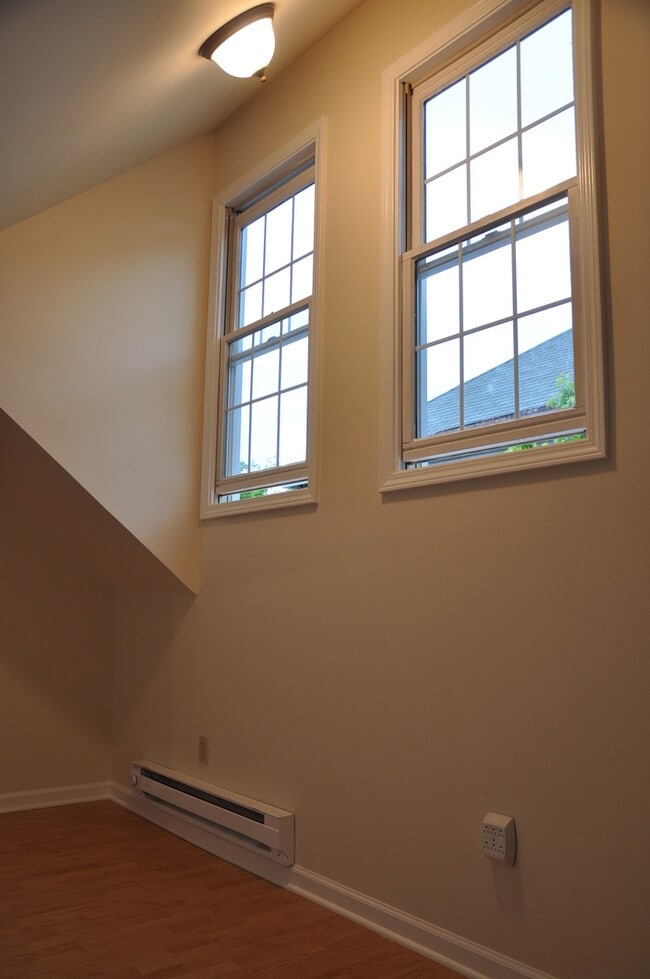 Photo - 337 S Broadway Park Apartment