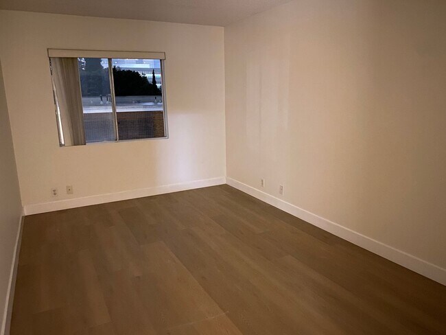 Foto del edificio - Spacious One Bedroom in Hillcrest! On-site laundry, and parking garage! Sm dogs OK!