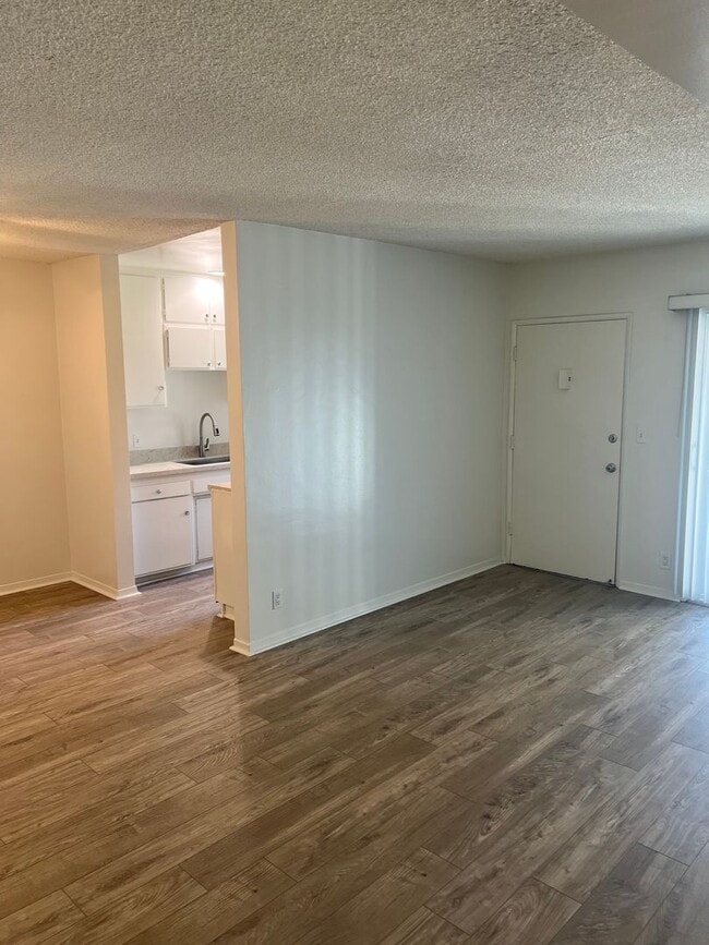 Foto del edificio - Second-floor 1-bedroom apartment in Whittier.
