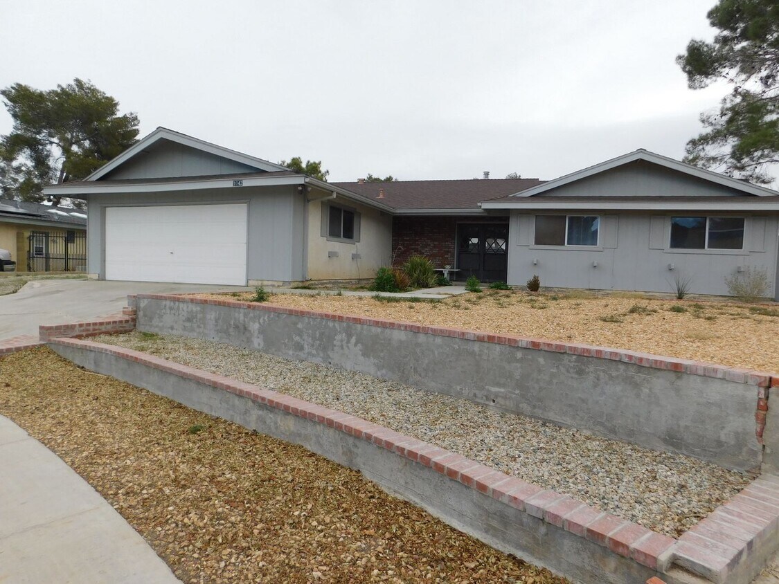 Primary Photo - Open floor plan with huge yard