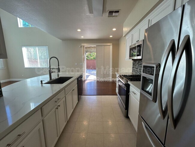 Foto del edificio - 5023 Lakeshore Dr