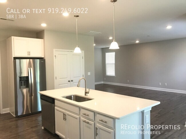 Foto del edificio - Grand 5 Bedroom 3 Baths House w/1st FL gue...